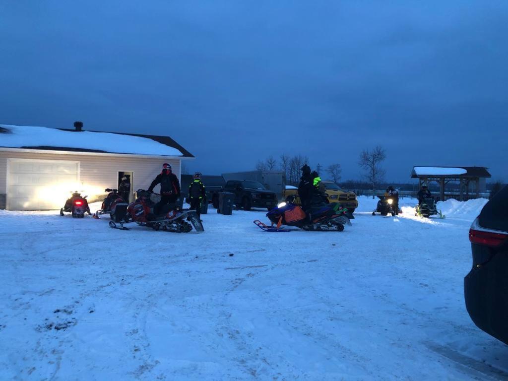 Auberge Macdonald Guest Inn Iroquois Falls エクステリア 写真
