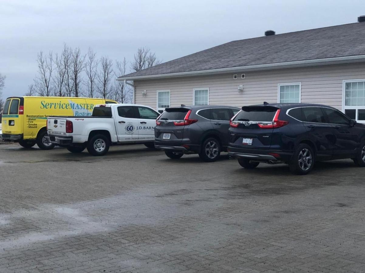 Auberge Macdonald Guest Inn Iroquois Falls エクステリア 写真