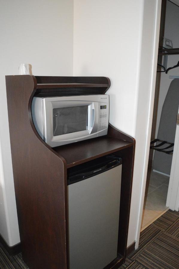 Auberge Macdonald Guest Inn Iroquois Falls エクステリア 写真
