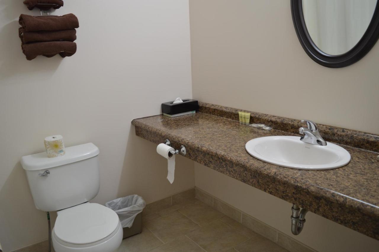 Auberge Macdonald Guest Inn Iroquois Falls エクステリア 写真