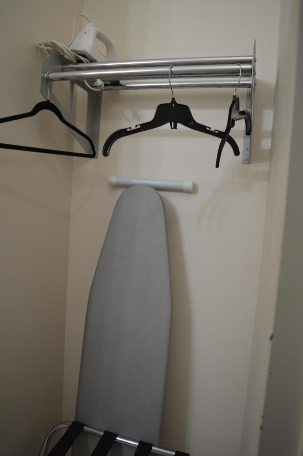 Auberge Macdonald Guest Inn Iroquois Falls エクステリア 写真