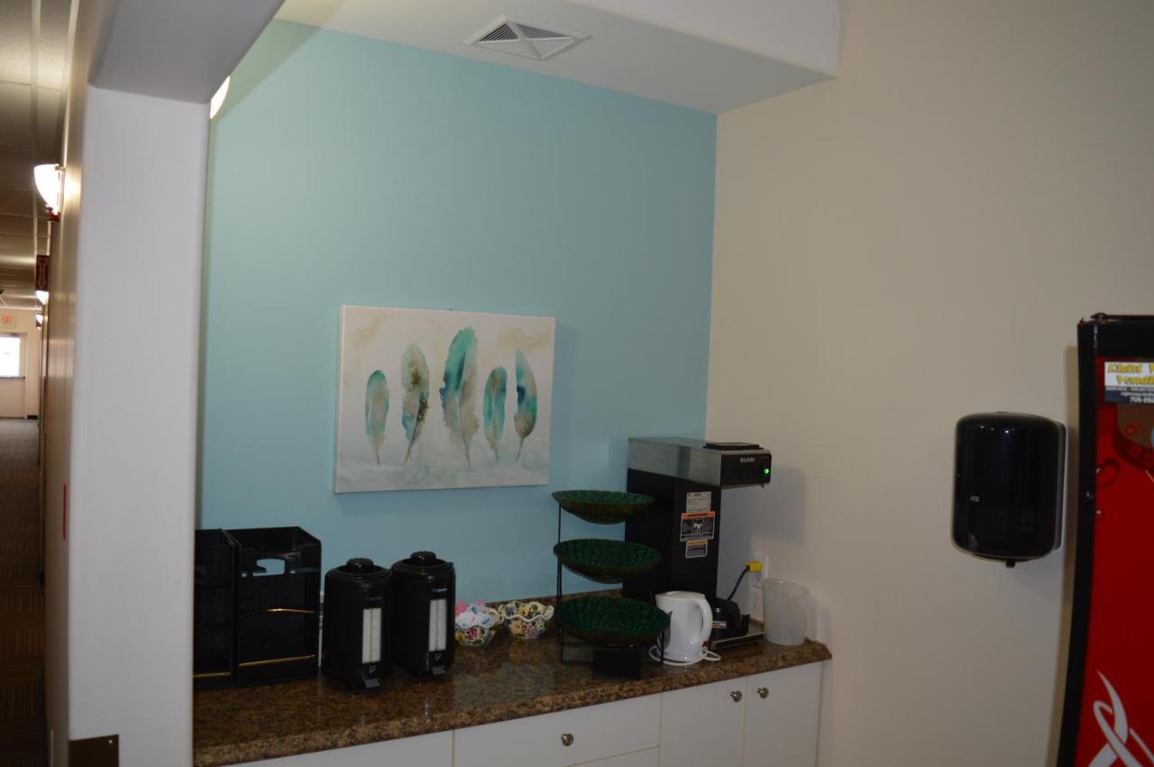 Auberge Macdonald Guest Inn Iroquois Falls エクステリア 写真