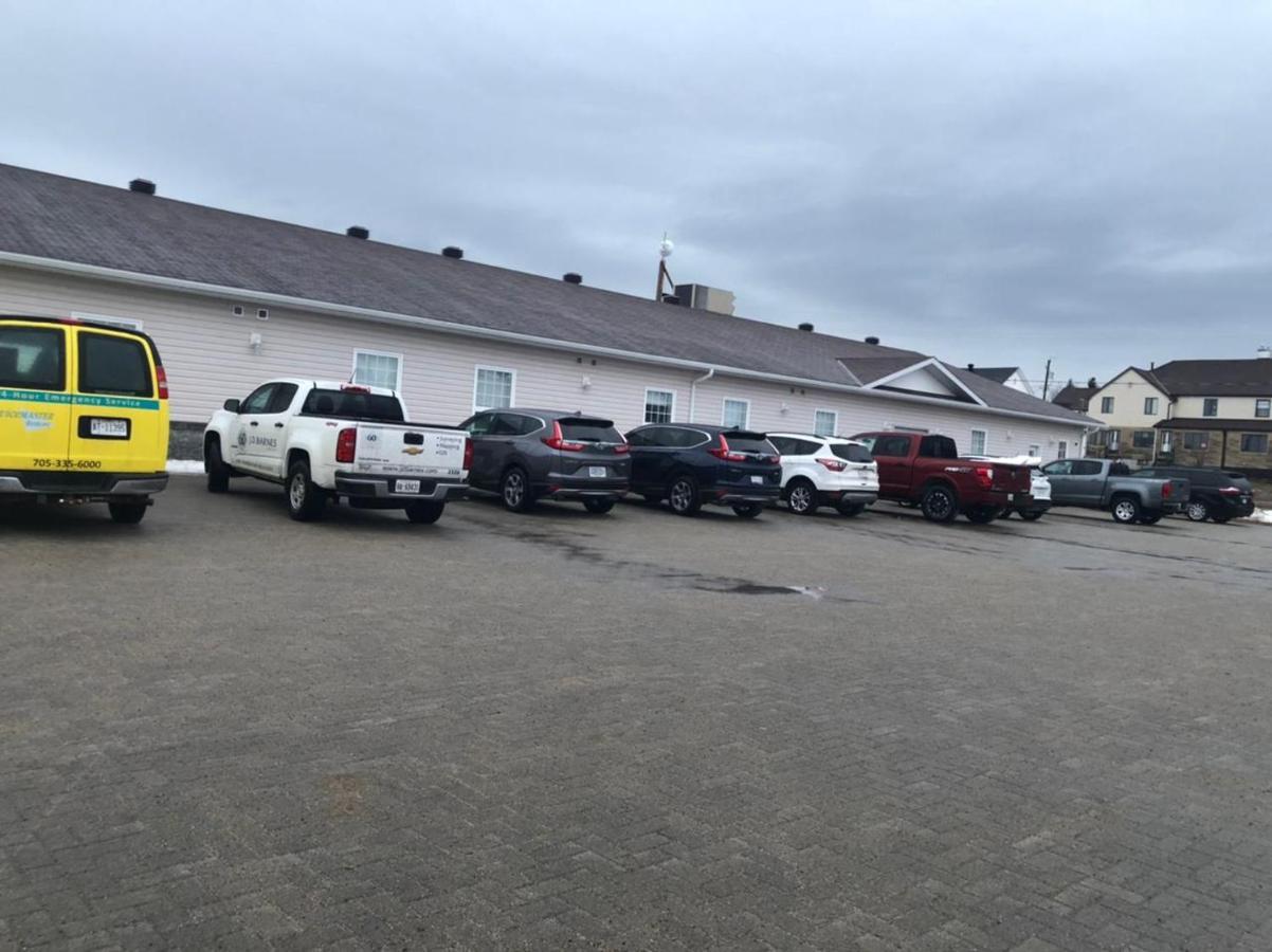 Auberge Macdonald Guest Inn Iroquois Falls エクステリア 写真
