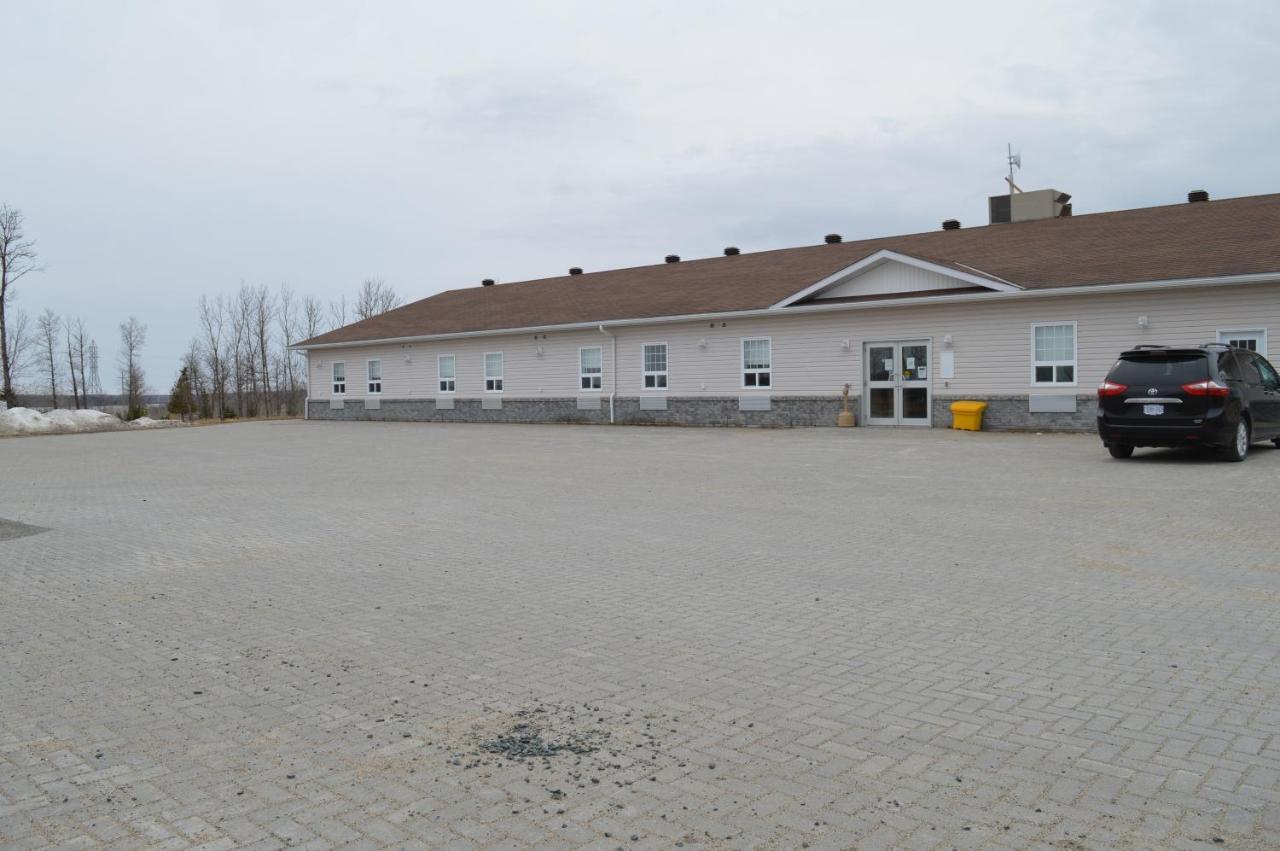 Auberge Macdonald Guest Inn Iroquois Falls エクステリア 写真