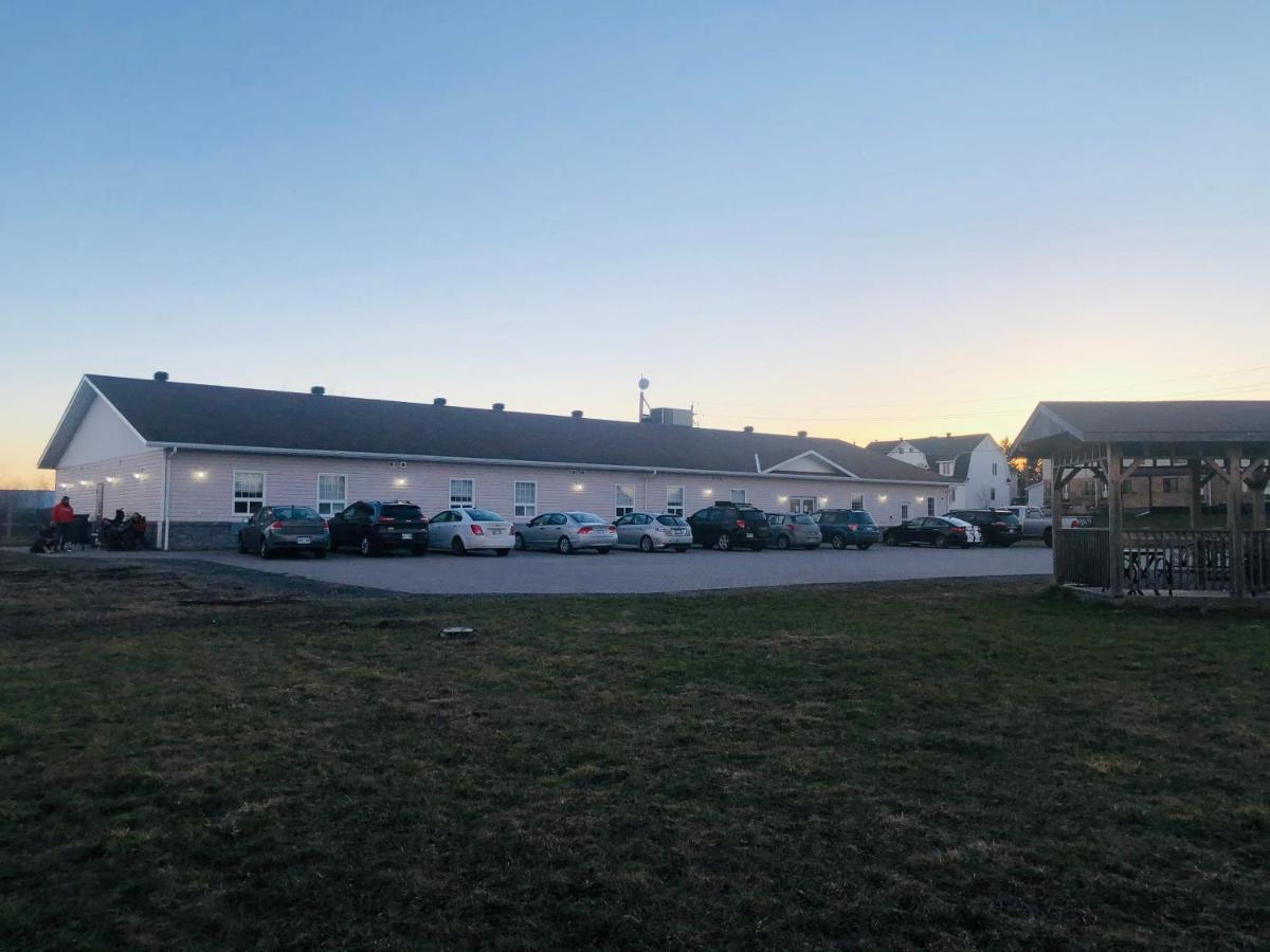 Auberge Macdonald Guest Inn Iroquois Falls エクステリア 写真